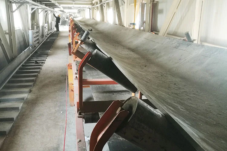 Industrial belt conveyor in its operating environment