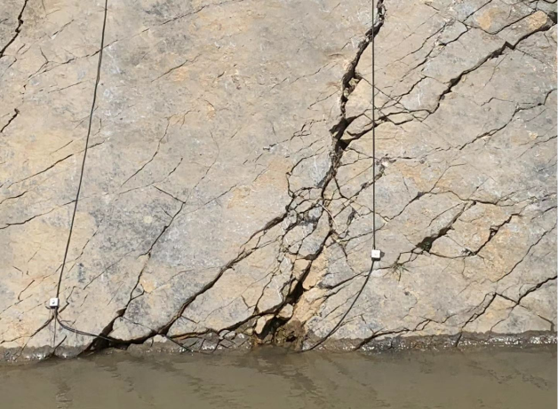 Rock collapse monitoring